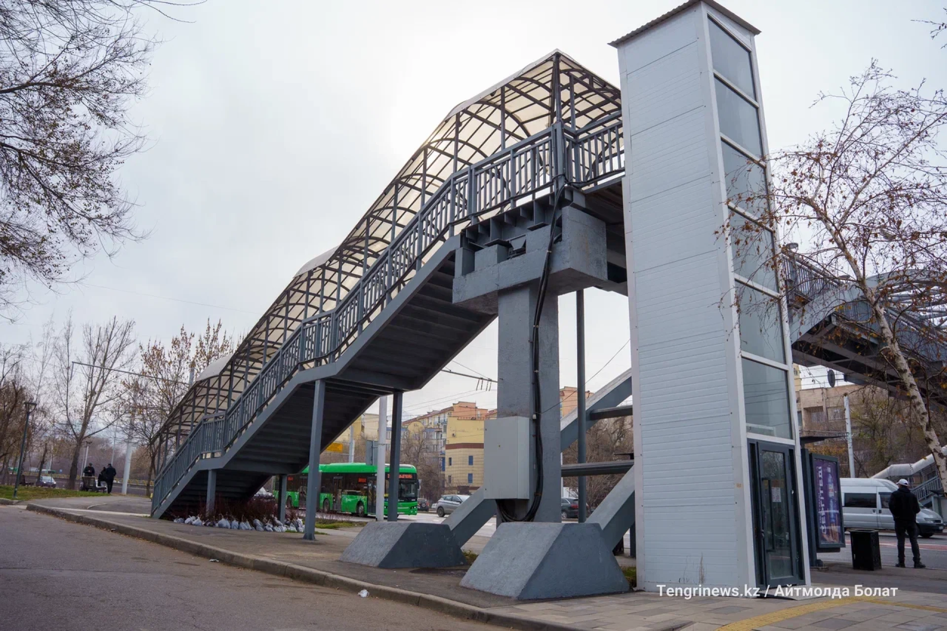 Надземный переход в Ауэзовском районе Алматы