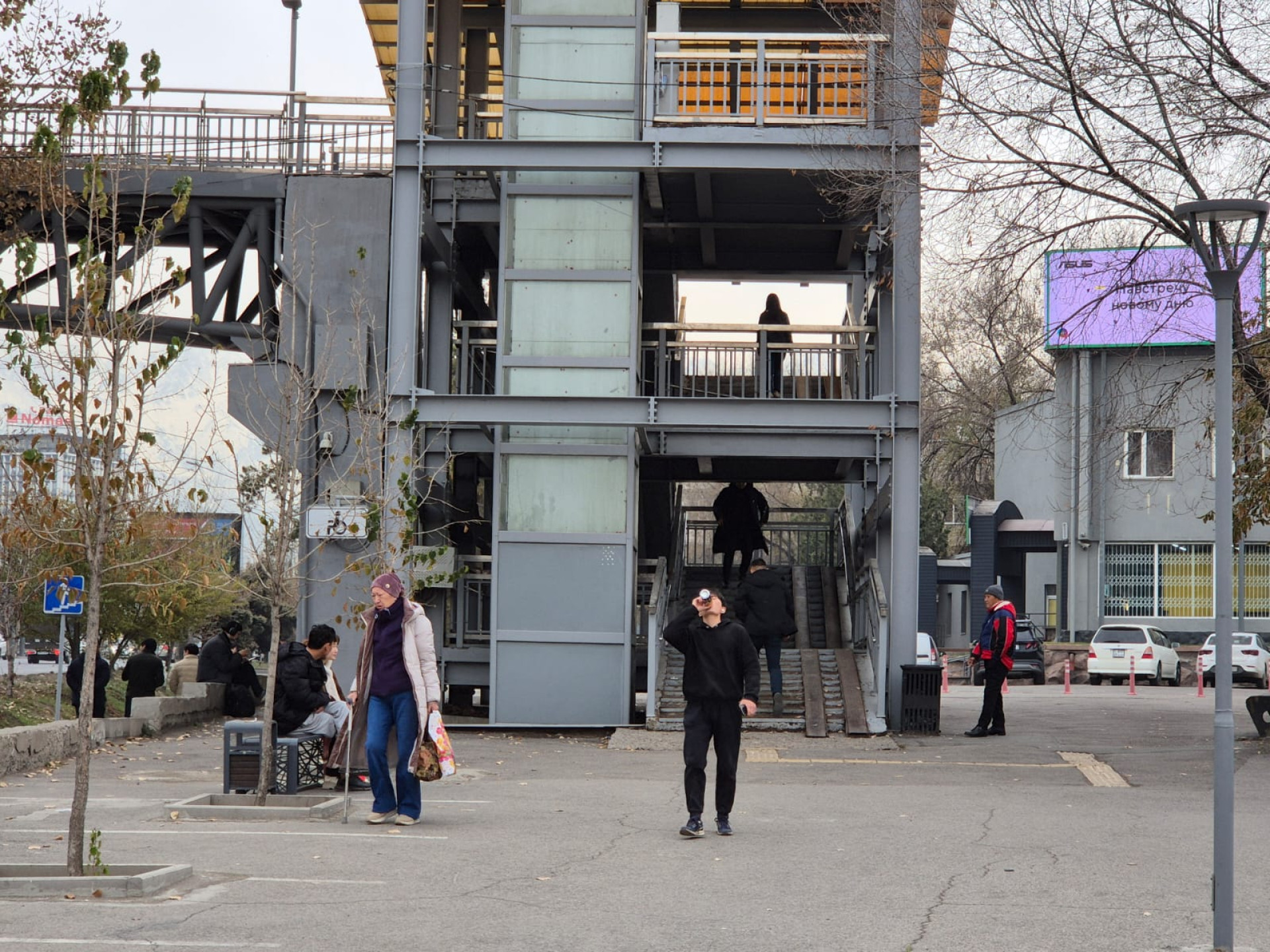 Надземный переход в Алматы в районе "Саяхата"