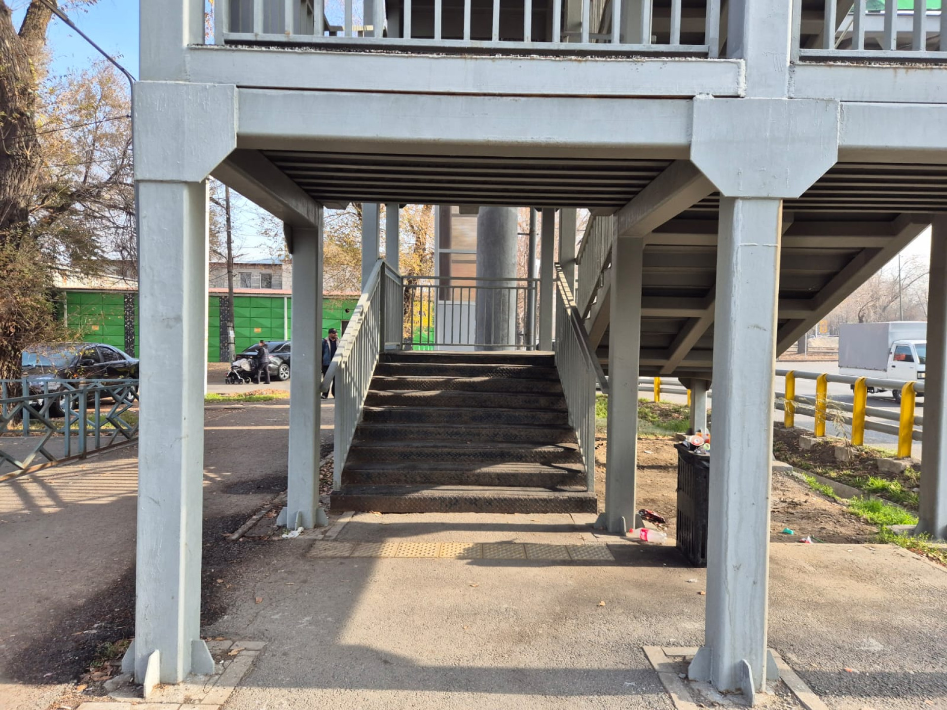 Надземный переход без пандуса в Алматы