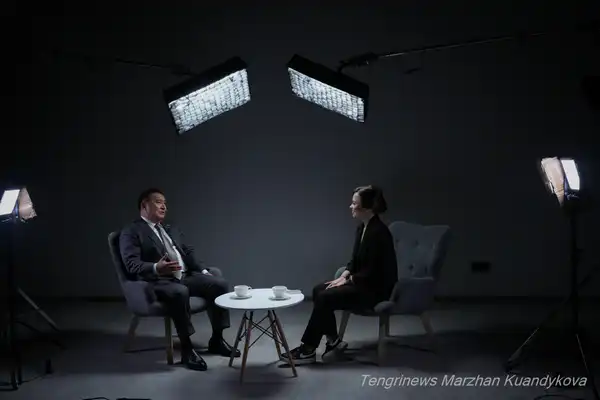 Марат Ахметжанов и корреспондент Елизавета Аксёнова во время записи интервью. Фото: ©️ Tengrinews.kz / Маржан Куандыкова