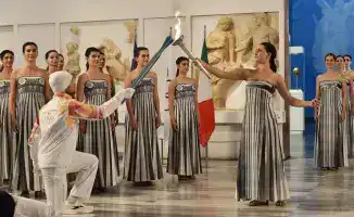 Огонь Олимпиады зажгли в Греции