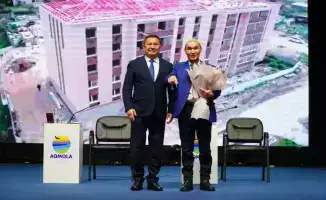 Марат Ахметжанов передает ключи пострадавшим от паводка семьям в Казахстане как символ восстановления и надежды