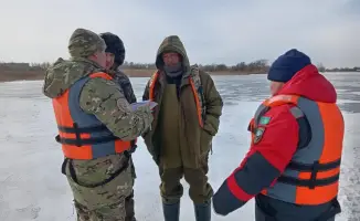 МЧС предостерегает: тонкий лед — хрупкая граница между безопасностью и опасностью