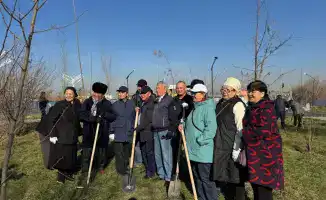 Массовая высадка деревьев в Наурызбайском районе Алматы в 2025 году