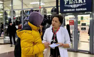 Свет знаний против тьмы незнания: акции по борьбе со СПИДом в столичных торговых центрах