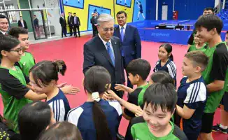 Токаев посетил Центр настольного тенниса в Кызылорде и порадовал юных теннисистов