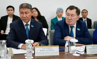 Министр юстиции РК Ерлан Сарсембаев обсуждает современные судебно-экспертные практики с депутатами Сената