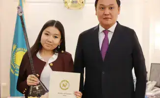 Ербол Карашукеев высоко оценил достижения Инжу Жанабай на республиканском айтысе