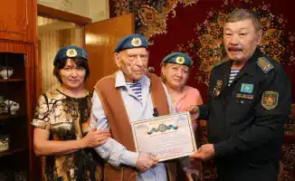 Вручение поздравительного адреса ветерану войны подчеркивает важность сохранения исторической памяти и уважения к заслугам старшего поколения