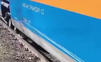 Пассажиры поезда Алматы — Шымкент едва не пострадали из-за аварии с автомобилем: социальные последствия инцидента