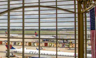 Задержки и отмены рейсов в США: более 2000 задержанных и 877 отмененных из-за нехватки персонала