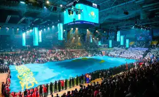 В Астане подняли крупнейший флаг для студентов