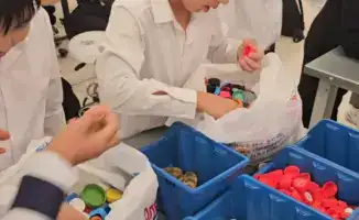 Школьники Семей создают экологические островки из пластиковых крышек