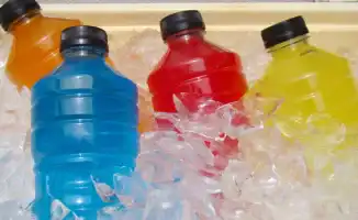 Депутат раскритиковал Минздрав за неэффективные меры по борьбе с продажей энергетиков, несмотря на запрет на их продажу лицам младше 21 года и маскировку под обычные напитки, введенный в Казахстане более года назад.