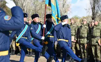 Солдаты Актау начинают новый этап жизни после прощания с Боевым знаменем