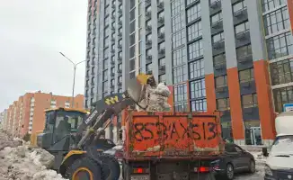 Круглосуточная работа коммунальщиков помогает справиться со снегом и наледью в столице