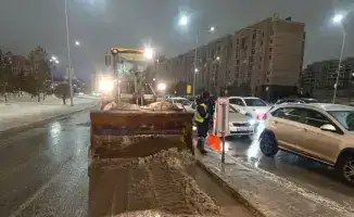 В Астане продолжаются снегоуборочные работы: задействовано 1 143 единицы спецтехники и 415 дорожных рабочих