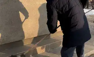 Студенты и сотрудники музеев очищают территорию памятника Сакену Сейфуллину в рамках акции «Таза Қазақстан»