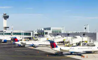 США могут закрыть воздушное пространство из-за шатдауна: Министр транспорта предупреждает об угрозе безопасности авиаперелётов