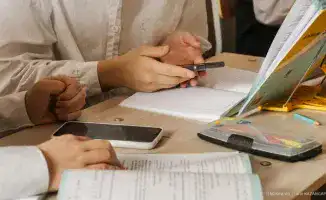 В Алматы родителей могут наказать за телефоны в школах