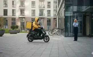 Агрессия курьеров: инцидент в Алматы поднимает вопросы о безопасности работников в сфере услуг