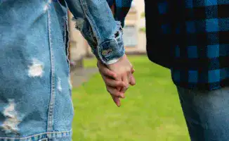 Депутат: Мужчины за руки — не пропаганда ЛГБТ?