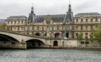 Парижская полиция задержала еще двоих подозреваемых в дерзком ограблении Лувра: общее число арестованных достигло четырех