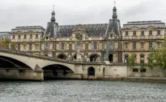 Тайны Лувра: в тени шляпы и галстука скрывается элегантный детектив ограбления