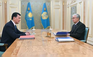 Токаев обсудил парламентскую реформу с Ерланом Карином в Астане