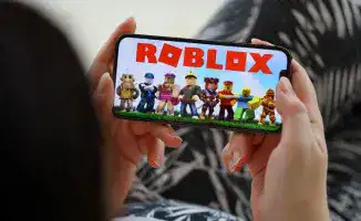 Генеральный прокурор Техаса Кен Пакстон подал иск против Roblox, обвиняя платформу в недостаточной защите детей от онлайн-педофилов
