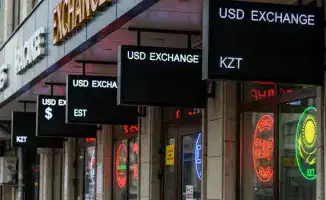 В Нацбанке Казахстана объяснили запрет на размещение электронных табло с курсами валют на фасадах обменных пунктов, вызвавший недовольство у граждан.