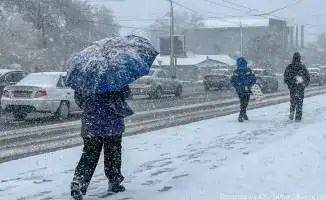 Зимний Алматы: как снег изменил повседневную жизнь мегаполиса