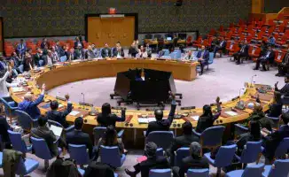 Совет Безопасности ООН снял санкции с временного президента Сирии Ахмеда аш-Шараа и министра иностранных дел страны, что стало значимым шагом в направлении политического урегулирования в регионе. Также отменены санкции, связанные с терроризмом, в отношени