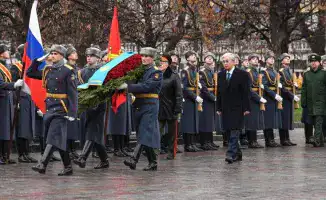 Президент Казахстана Касым-Жомарт Токаев возложил цветы к памятнику-мемориалу 'Могила Неизвестного Солдата' в Москве