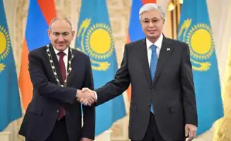 Токаев и Пашинян: Золотое перо дружбы — Казахстан наградил Армению орденом 'Алтын Қыран'