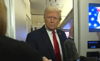 Президент США Дональд Трамп направил посланников к Владимиру Путину и Владимиру Зеленскому для окончательного согласования 'мирного плана', что свидетельствует о его стремлении к разрешению конфликта между Россией и Украиной.