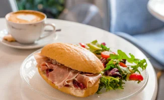 Президент США Дональд Трамп в четверг отменил 40-процентные пошлины на бразильские продукты питания, включая говядину, кофе, какао и фрукты, в ответ на рост цен. Это решение направлено на снижение цен для американских потребителей и поддержку рынка.