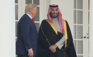 Президент США Дональд Трамп похвалил наследного принца Саудовской Аравии Мухаммеда бен Салмана за его "успехи" в области прав человека, несмотря на противоречивые утверждения американской разведки о его возможной причастности к нарушениям прав человека. Т