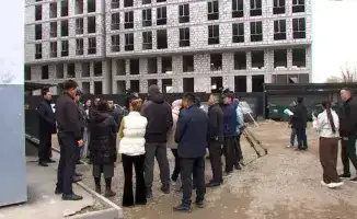 В Алматы 350 дольщиков оказались в сложной ситуации: они приобрели квартиры в доме, который должен быть снесён. Люди узнали об этом лишь после того, как здание почти достроили. Сроки сдачи жилья остаются под вопросом, и дольщики требуют разъяснений от зас