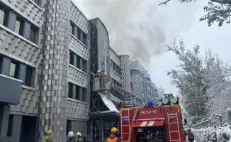 В Алматы в микрорайоне Самал горит административное здание: местные власти комментируют ситуацию