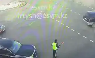В Алматы внедорожник врезался в жизнь регулировщика: скорость и судьба на перекрестке