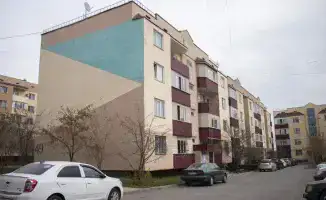 Жители микрорайона Зердели в Алматы выражают опасения по поводу обрушения своего четырёхэтажного дома из-за постоянного размывания фундамента. Акимат пытается успокоить жителей, однако опасения остаются высокими.