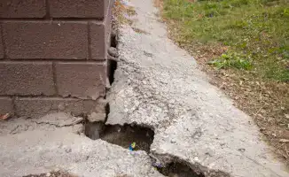 Алматинцы в страхе: фундамент под угрозой обрушения