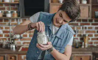 Поколение Z отказывается от наличных: финансовые привычки молодежи в условиях ограниченных сбережений