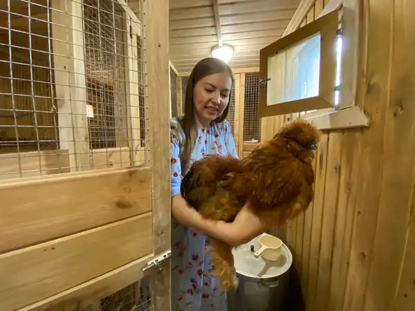 Ирина Фишбух в курятнике на даче 