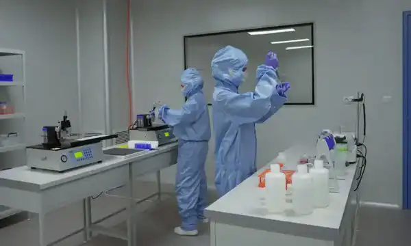 Глава государства ознакомился с деятельностью фармацевтических предприятий Жамбылской области (2)