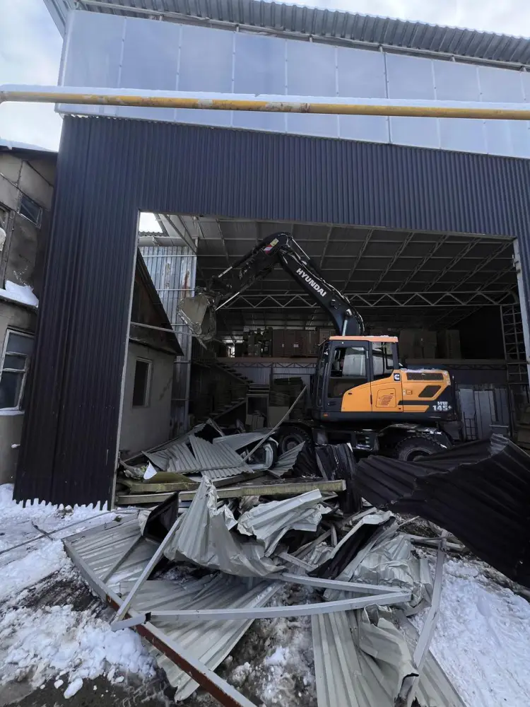 В Алматы сносят незаконное двухэтажное здание (2)