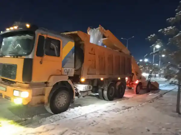 Около 1 200 единиц спецтехники заняты в снегоуборочных работах в Астане ночью (3)