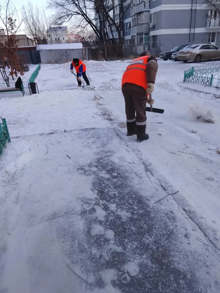Свыше 1 400 единиц спецтехники задействованы в снегоуборочных работах и посыпке тротуаров техсолью в Астане (3)