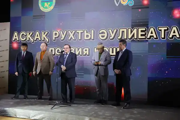 Ербол Карашукеев наградил победителей II республиканского литературного конкурса «Асқақ рухты Әулиеата» (2)